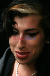 Amy Winehouse wychodzi z budynku sądu