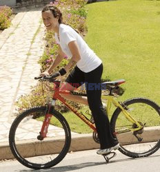 Alanis Morissette na rowerze