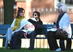 Katie Holmes i Tom Cruise bawią się razem z Suri w parku