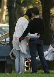 Katie Holmes i Tom Cruise bawią się razem z Suri w parku