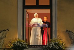 Benedykt XVI w oknie papieskim