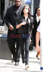 Amy Winehouse wychodzi z budynku sądu