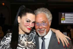 Znani na imprezie Nordoff Robbins 02 Silver Clef Awards