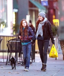 Julianne Moore z córką na spacerze