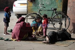 Bezdomne dzieci na kolei w Indiach - 4See