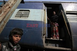 Bezdomne dzieci na kolei w Indiach - 4See