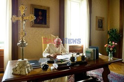 Benedykt XVI - Contrasto