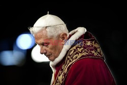 Benedykt XVI - Contrasto