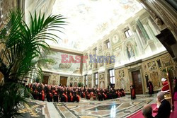 Papież Benedykt XVI przemawia do kardynałów