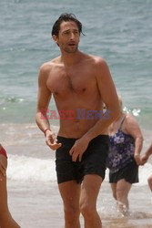 Adrien Brody z dziewczyną na plaży