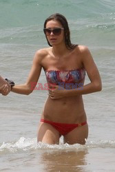 Adrien Brody with girlfirends on the beach