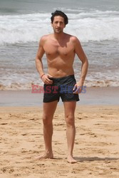 Adrien Brody with girlfirends on the beach