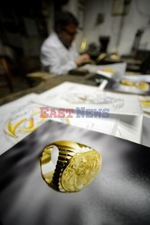 Produkcja pierścienia Rybaka dla papieża Franciszka