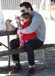 Ben Affleck spędza dzień z córkami