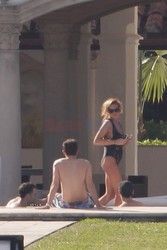 Lindsay Lohan w jednoczęściowym kostiumie