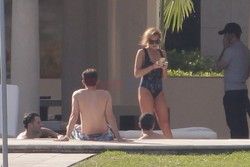 Lindsay Lohan w jednoczęściowym kostiumie