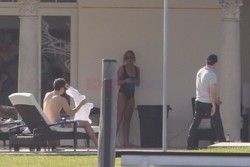 Lindsay Lohan w jednoczęściowym kostiumie