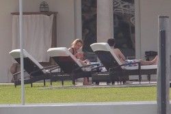 Lindsay Lohan w jednoczęściowym kostiumie