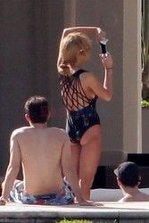 Lindsay Lohan w jednoczęściowym kostiumie