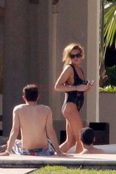 Lindsay Lohan w jednoczęściowym kostiumie