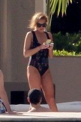 Lindsay Lohan w jednoczęściowym kostiumie