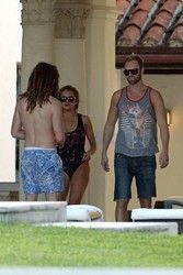 Lindsay Lohan w jednoczęściowym kostiumie