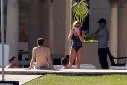 Lindsay Lohan w jednoczęściowym kostiumie