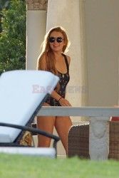 Lindsay Lohan w jednoczęściowym kostiumie