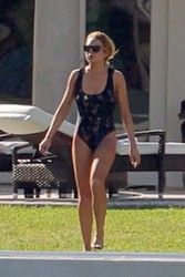Lindsay Lohan w jednoczęściowym kostiumie