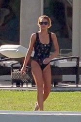 Lindsay Lohan w jednoczęściowym kostiumie