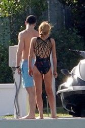 Lindsay Lohan w jednoczęściowym kostiumie