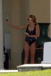 Lindsay Lohan w jednoczęściowym kostiumie