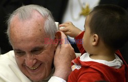 Dziecko zabrało papieżowi piuskę