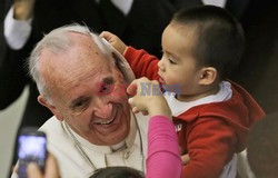 Dziecko zabrało papieżowi piuskę