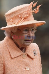 Królowa Elżbieta wraca ze mszy