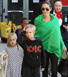 Brad Pitt i Angelina Jolie z dziećmi na lotnisku