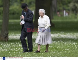 Królowa Elżbieta II na spacerze