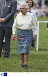 Królowa Elżbieta II na spacerze