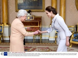 Angelina Jolie uhonorowana przez królową Elżbietę II