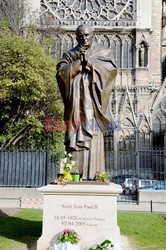 Pomnik Jana Pawła II w sercu Paryża