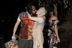 Vivienne Westwood całuje się z mężem