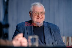 Na planie Hala Odlotow