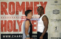 Mitt Romney stoczy pokazową walkę z Holyfieldem