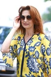 Agnieszka Maciag niesmialo zza filara