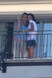 Księżniczka Stefania pali z córkami na balkonie