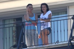 Księżniczka Stefania pali z córkami na balkonie