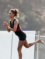Jessica Alba uprawia jogę na planie reklamówki