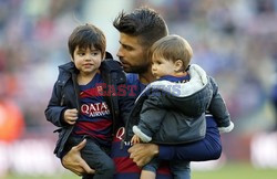 Piłkarze Barcelony z dziećmi