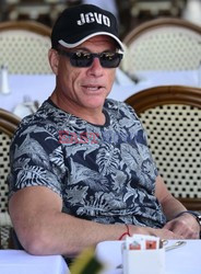 Jean Claude Van Damme we wzorzystej koszulce