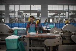 Fabryka jedwabiu w Pyongyang - AFP